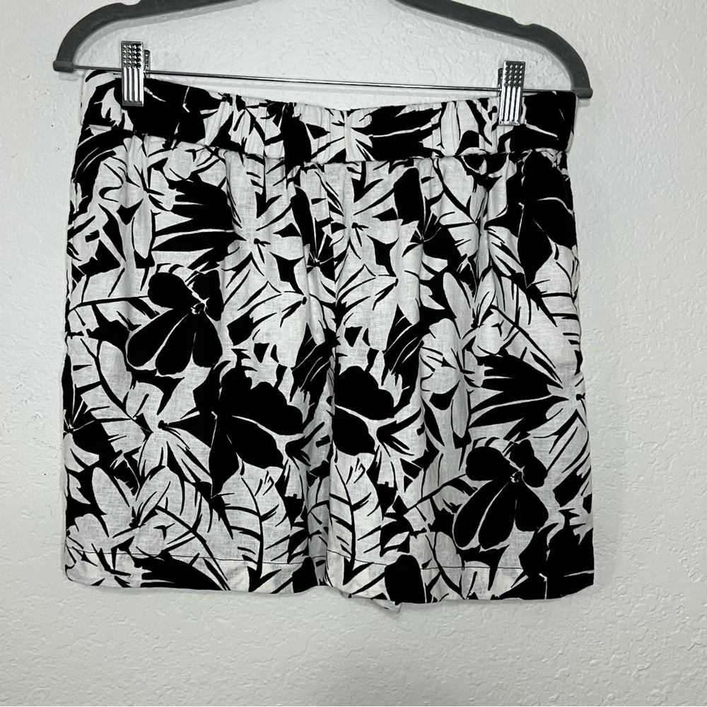 Michael Kors Linen Blend Shorts Women’s‎ Size Medium Black White Floral Tropical